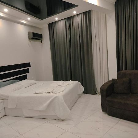 Golden Fish Hotel Batumi Esterno foto