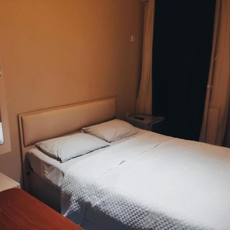 Golden Fish Hotel Batumi Esterno foto