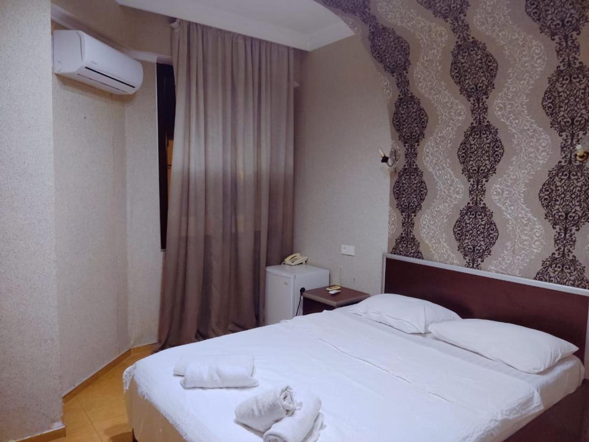 Golden Fish Hotel Batumi Esterno foto
