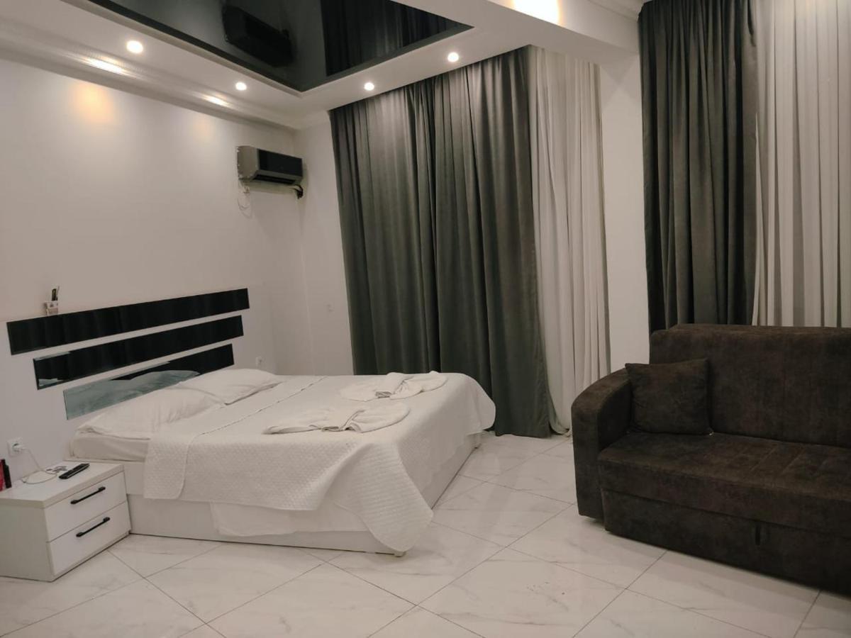 Golden Fish Hotel Batumi Esterno foto
